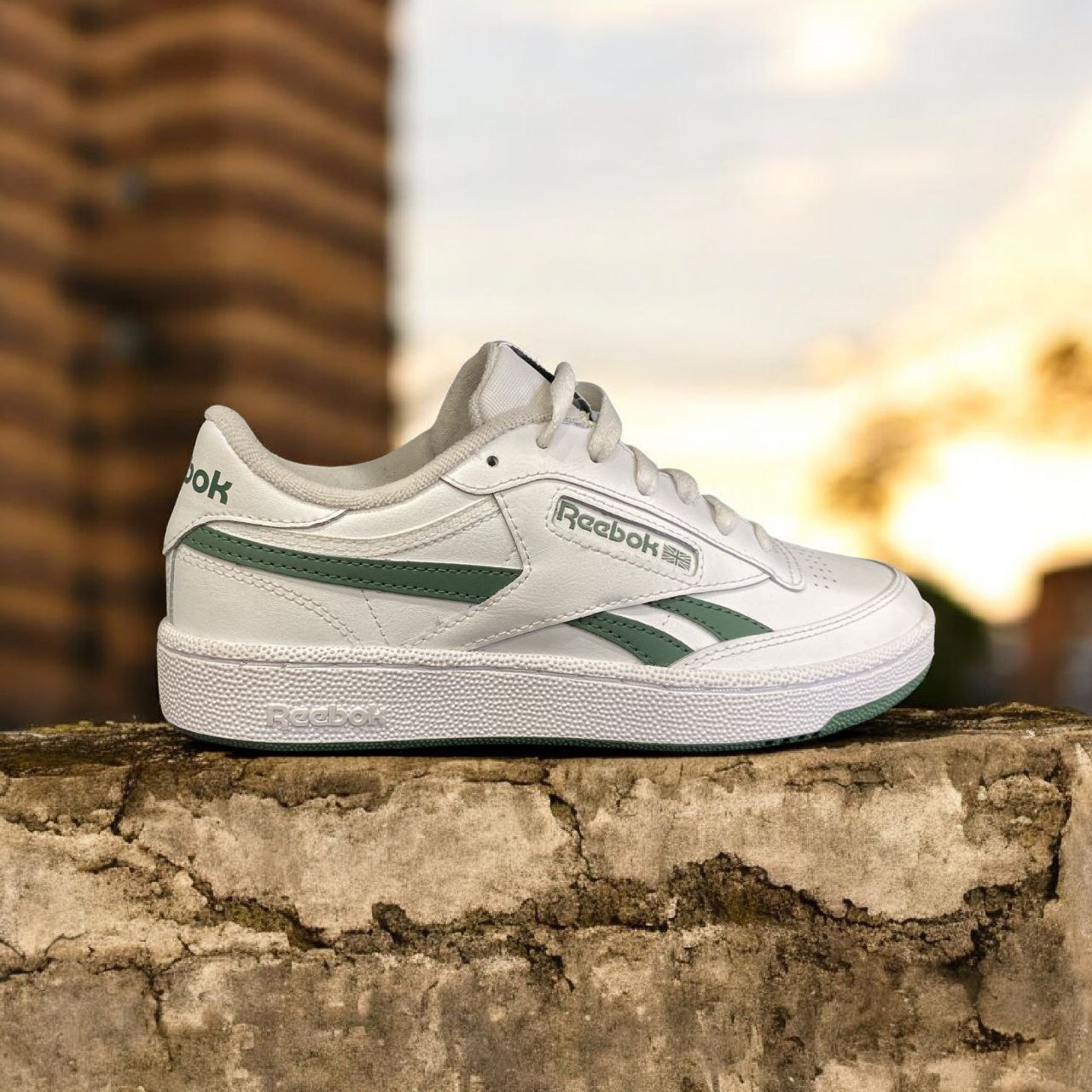 Club C Revenge en cuero blanco con detalles en verde musgo - Imagen 1