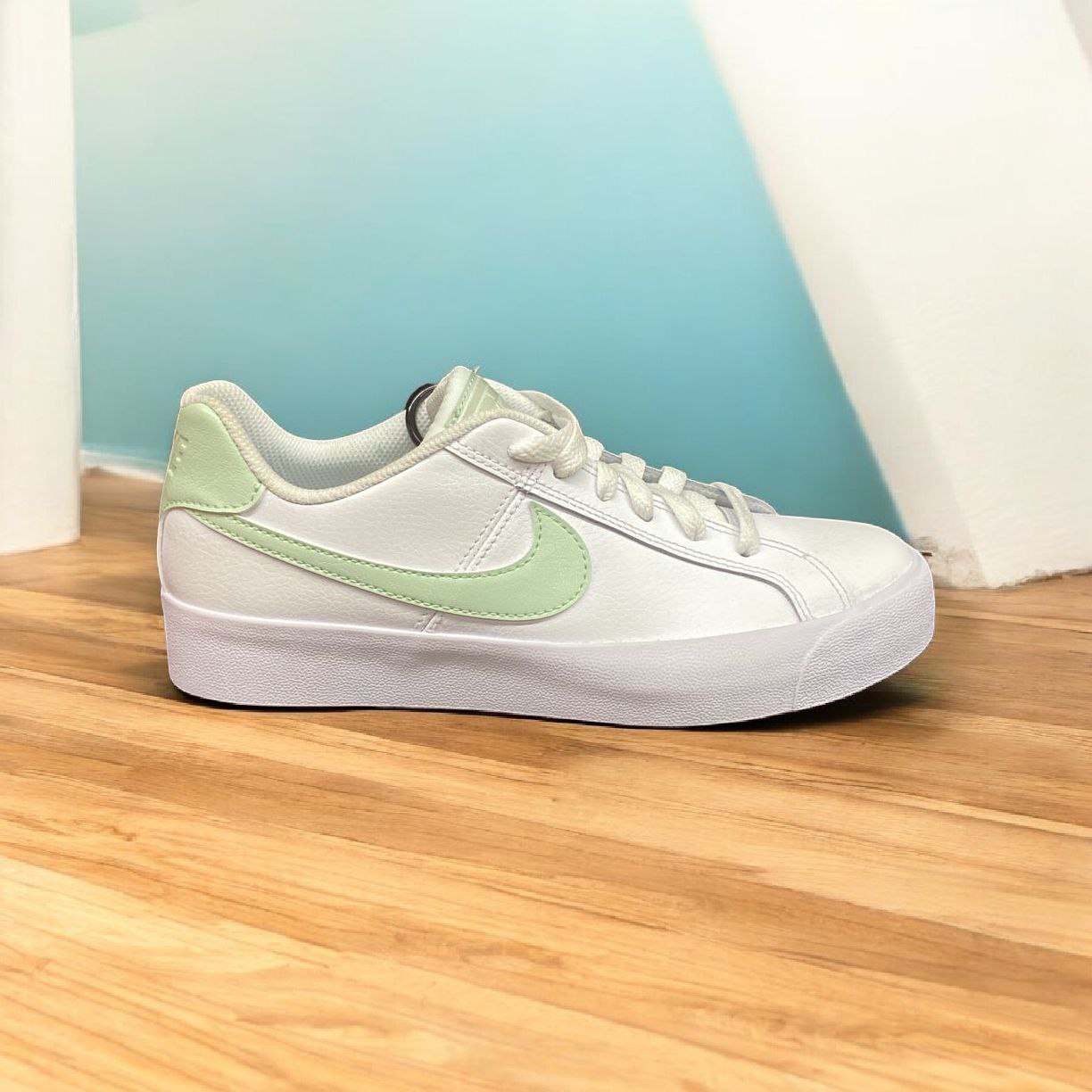 Court Royale AC en color blanco con detalles verde menta - Imagen 1