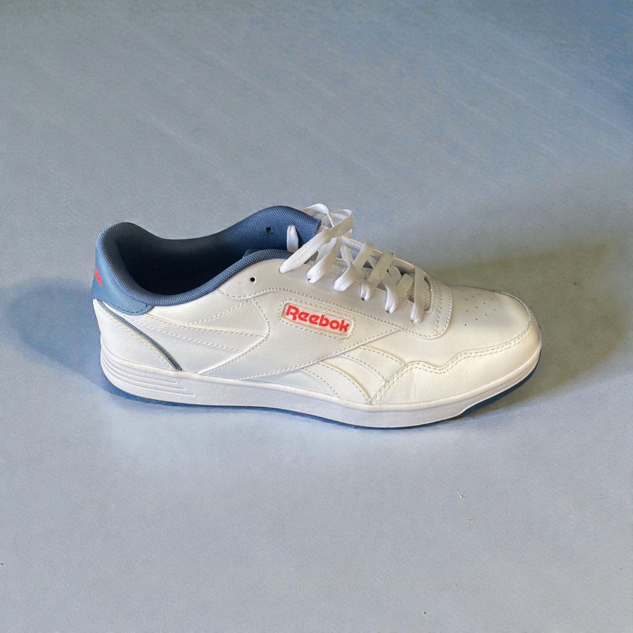 Court Advance unisex en color blanco con detalles en azul y rojo