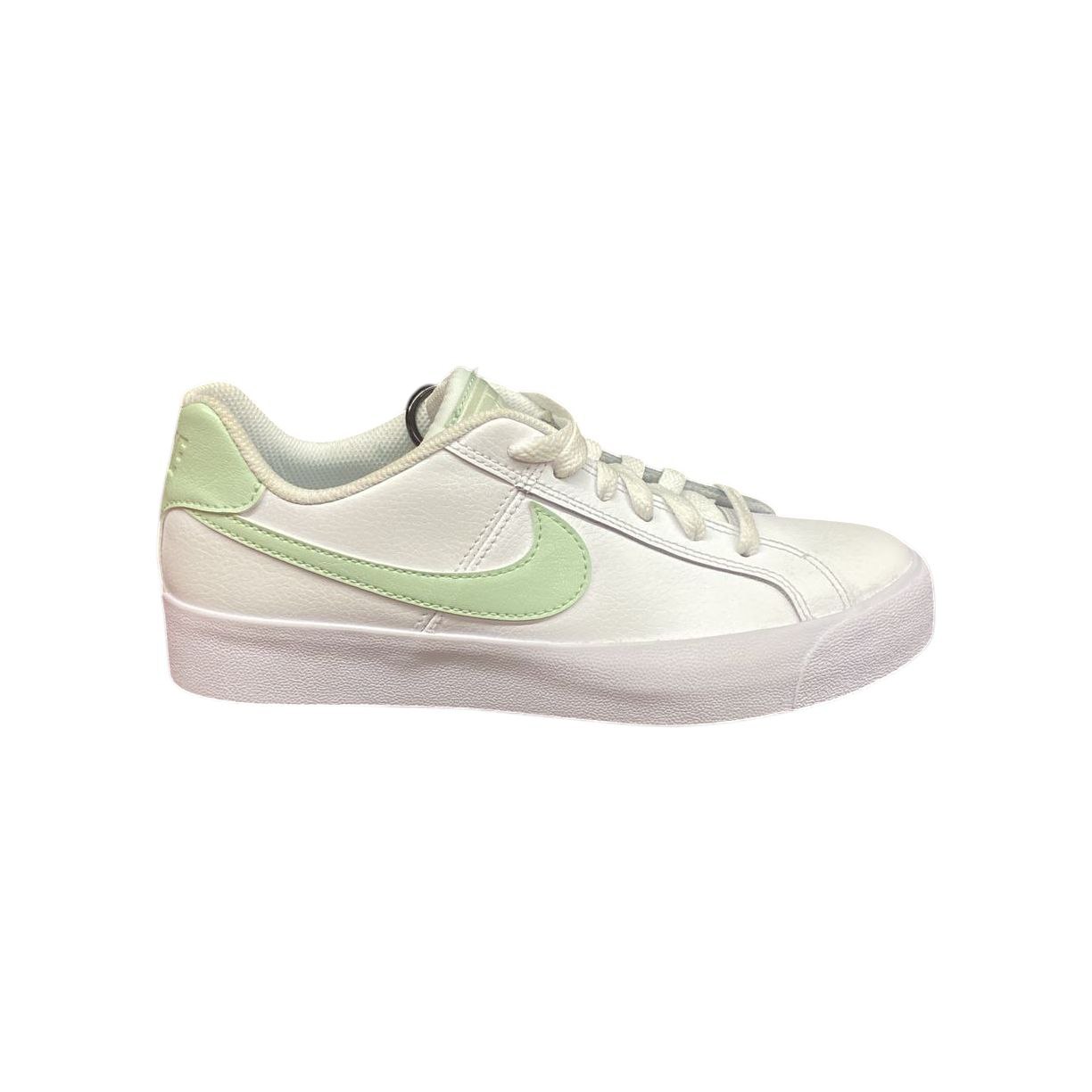 Court Royale AC en color blanco con detalles verde menta